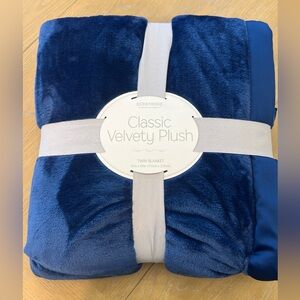 Berkshire Classic Velvety Plush Blanket with Satin Edge Trim- Deep Navy